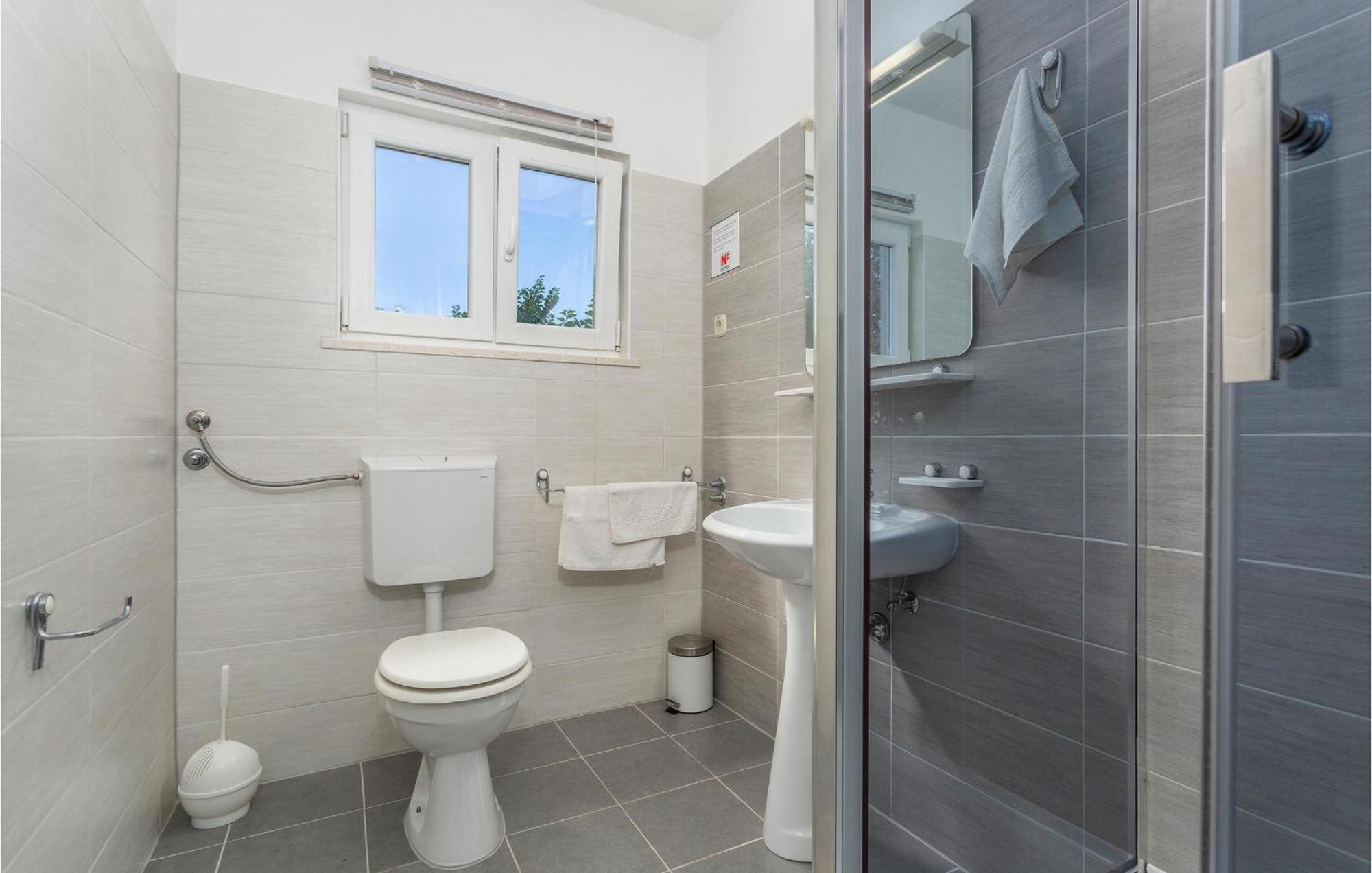 2 Bedroom Beautiful Apartment In Pinezici Εξωτερικό φωτογραφία