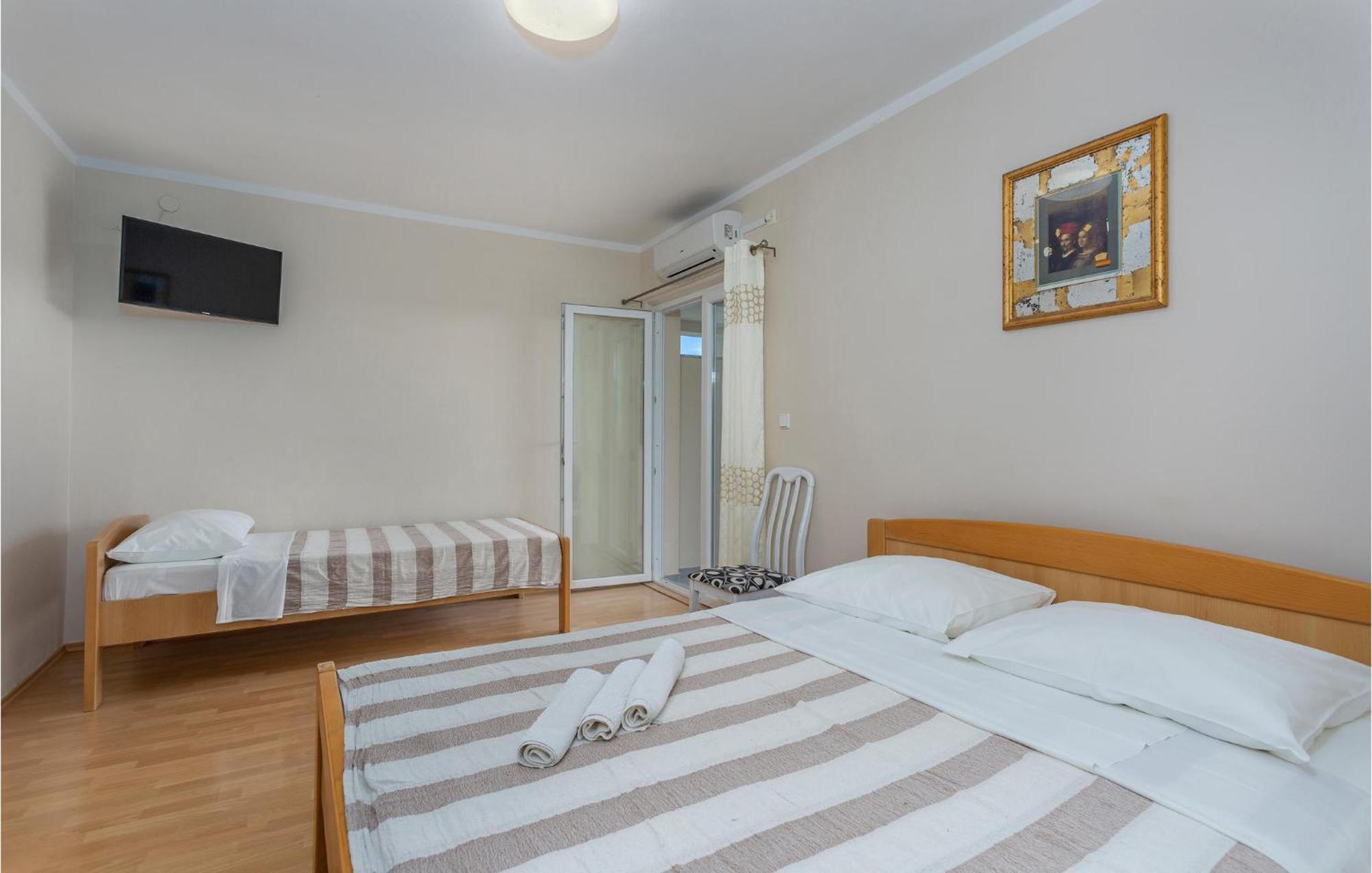 2 Bedroom Beautiful Apartment In Pinezici Εξωτερικό φωτογραφία